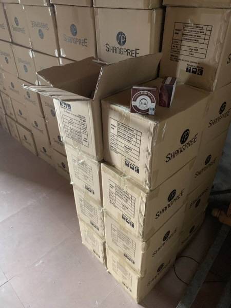 중국 광저우 바이윈 지역의 한 물류창고에 한국 유명 화장품 브랜드 `샹프리` 모조품이 대량 적재돼 있다.