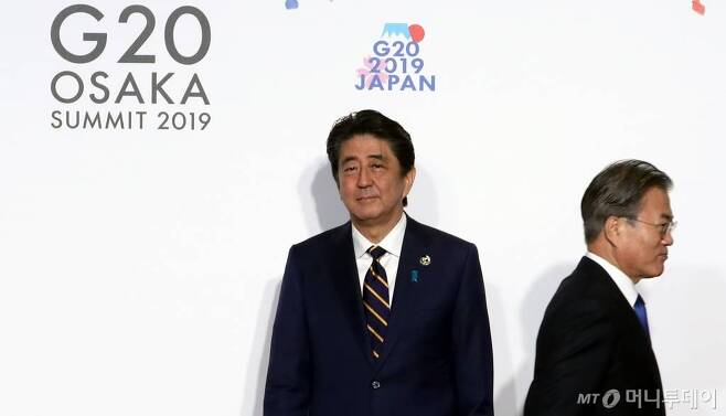 【오사카(일본)=뉴시스】 박진희 기자 = 문재인 대통령이 6월28일 오전 인텍스 오사카에서 열린 G20 정상회의 공식환영식에서 의장국인 일본 아베 신조 총리와 악수한 뒤 행사장으로 향하고 있다. / 사진=뉴시스