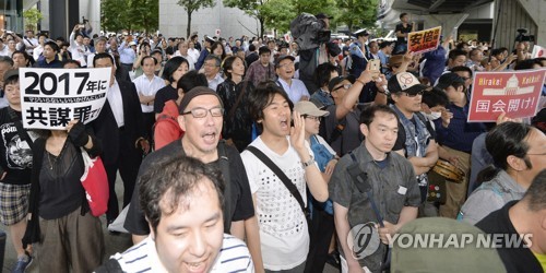 지난 2017년 7월 1일 아베 신조(安倍晋三) 일본 총리가 도쿄(東京) 아키하바라(秋葉原)역 앞에서 실시한 도쿄도의회 선거 지원 유세에서 청중들이 "그만둬라"고 제창하며 야유를 보내는 모습 [교도=연합뉴스 자료사진]
