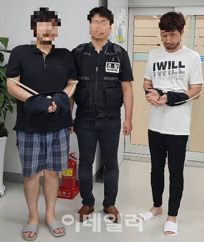 한국 경찰이 말레이시아에서 검거된 불법 도박사이트 해외총책 등 일당을 검거해 국내 송환하고 있다. (사진= 경찰청)