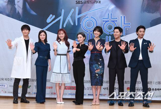 SBS 새 금토드라마 '의사 요한'의 제작발표회가 18일 서울 목동 SBS에서 열렸다. '의사 요한'은 미스터리한 통증의 원인을 흥미진진하게 찾아가는, 통증의학과 의사들의 이야기를 담은 휴먼 메디컬 드라마다. 포토타임을 갖는 출연진의 모습. 목동=허상욱 기자 wook@sportschosun.com/2019.07.18/