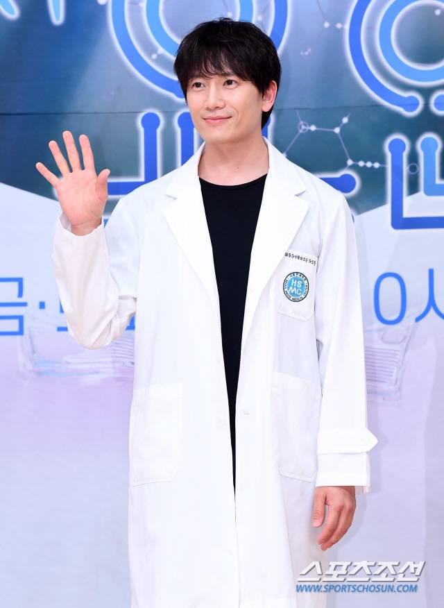 SBS 새 금토드라마 '의사 요한'의 제작발표회가 18일 서울 목동 SBS에서 열렸다. '의사 요한'은 미스터리한 통증의 원인을 흥미진진하게 찾아가는, 통증의학과 의사들의 이야기를 담은 휴먼 메디컬 드라마다. 포토타임을 갖는 지성의 모습. 목동=허상욱 기자 wook@sportschosun.com/2019.07.18/