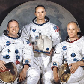 인류 최초의 달 탐사에 성공한 아폴로 11호의 주인공들이 1969년 7월 발사를 앞두고 미 항공우주국(NASA)에서 촬영한 사진. 왼쪽부터 달에 인간의 첫 발자국을 남긴 닐 암스트롱 선장, 사령선 조종사 마이클 콜린스, 그리고 달 표면 탐사선 조종사 버즈 올드린이 서열순으로 앉았다. /AP 연합뉴스