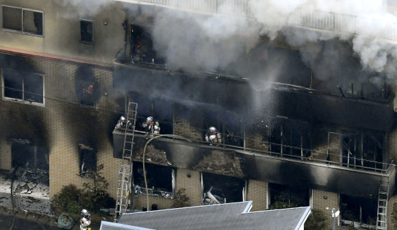 화재 연기에 뒤덮인 ‘교토 애니메이션’ - 18일 오전 10시 35분께 방화로 불이 난 교토시 후시미(伏見)구 모모야마(桃山)의 애니메이션 제작회사 ‘교토 애니메이션’ 스튜디오 건물에서 소방관들이 화재를 수습하고 있다. 일본 소방국에 따르면 이날 이 사고로 1명이 사망하고, 35명 이상의 부상자가 발생했다. 부상자 중 6명은 중상이며, 실종자가 20명에 달하는 것으로 알려졌다. 2019.7.18교도 연합뉴스