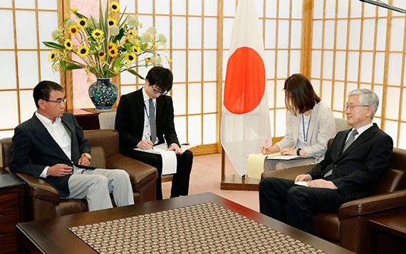 남관표 주일 한국대사(오른쪽)가 19일 일본 도쿄 외무성 접견실에서 고노 다로 일본 외무상을 만나 대화하고 있다. AP 뉴시스