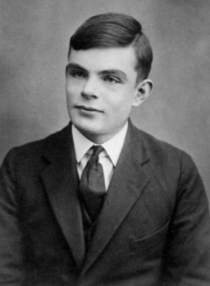 앨런 튜링의 실제 얼굴. 그는 2차세계 대전 당시 영국 정부에서 독일의 암호기계 ‘애니그마’를 파쇄하는 임무를 받았다./사진=위키피디아