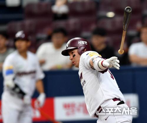 키움 4번타자 박병호가 2019프로야구 키움히어로즈와 삼성라이온즈의 경기 1회말 1사 1,2루에서 1타점 안타를 터트리고 있다. 2019.07.17.고척 | 강영조기자kanjo@sportsseoul.com