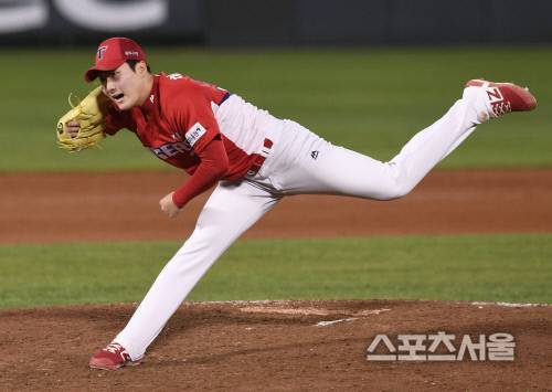 KIA 하준영이 17일 사직 롯데전에서 6-4로 앞선 8회 역투하고있다. 2019.04.17. 사직 | 김도훈기자 dica@sportsseoul.com