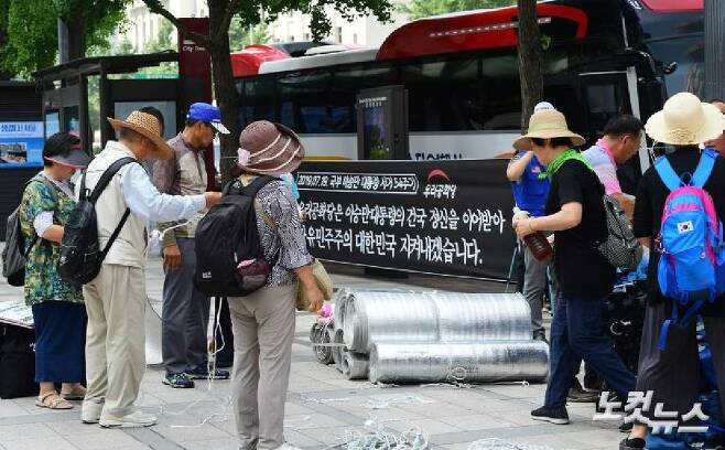 19일 새벽 서울 중구 청계광장 인근에 기습적으로 천막을 설치한 우리공화당 관계자들이 이날 오전 다시 천막을 철거하고 있다. (사진=황진환 기자)
