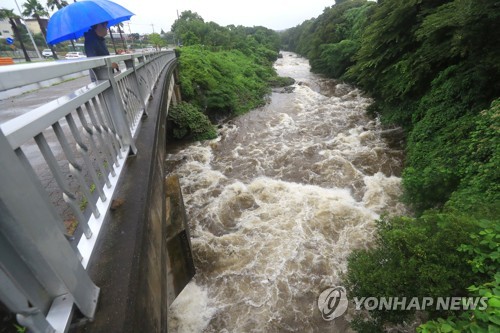 급류 흐르는 도순천 (서귀포=연합뉴스) 박지호 기자 = 제5호 태풍 '다나스'가 북상 중인 19일 오후 제주 서귀포시 도순천에 급류가 흐르고 있다. 2019.7.19 jihopark@yna.co.kr