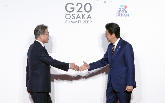 문재인 대통령이 6월28일 오전 주요 20개국(G20) 정상회의 공식환영식에서 일본 아베 신조 총리와 악수하고 있다. 연합뉴스