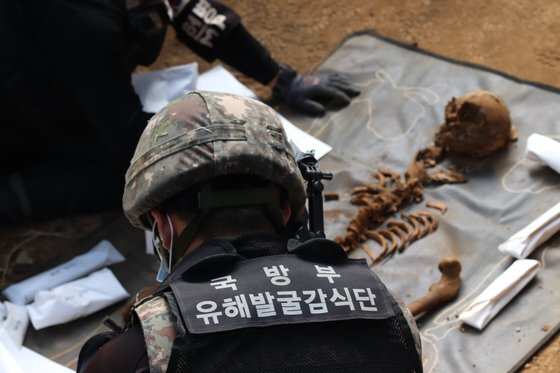 국유단 발굴병 이정훈 상병(아래)과 김진수 일병이 유해를 수습하고 있다. 박용한 연구위원