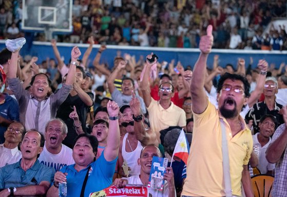 21일(현지시간) 필리핀 마닐라의 한 농구장에서 필리핀 시민들이 파퀴아오의 경기를 지켜보며 환호하고 있다.[AFP=연합뉴스]