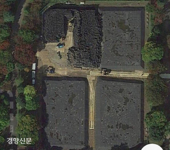 위의 구글지도 테니스 경기장 윗 부분을 확대한 모습. 방사능 표토 야적장 및 작업이 진행되는 중이다. /구글지도 캡처