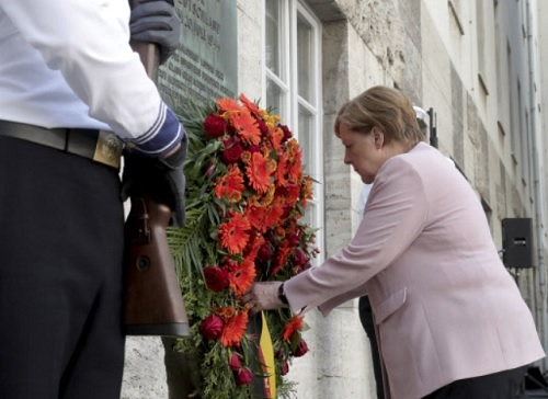 앙겔라 메르켈 독일 총리가 20일(현지시간) 베를린에서 열린 ‘발키리’ 거사 75주기 추모식에서 희생자들을 추모하고 있다. AP연합뉴스