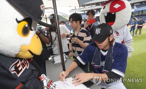 이대은, KBO 올스타전 팬 사인 (창원=연합뉴스) 김동민 기자 = 21일 경남 창원시 마산회원구 창원NC파크에서 열린 2019 KBO 프로야구 올스타전 경기에 앞서 kt 이대은이 한화 캐릭터에게 사인하고 있다. 2019.7.21 image@yna.co.kr