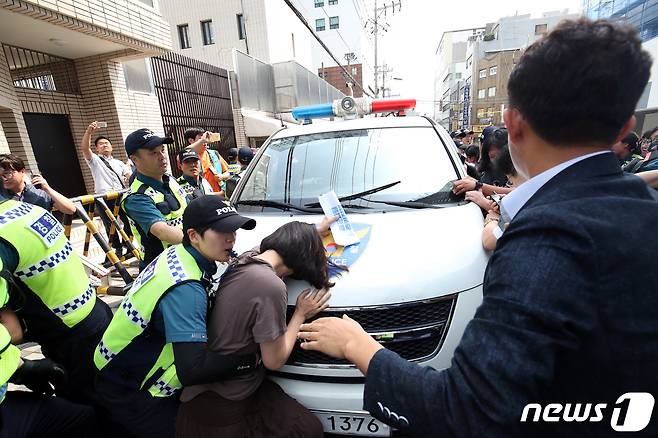 22일 오후 부산 동구 일본 영사관에 대학생으로 보이는 청년 6명이 진입을 시도 했다가 경찰에 검거되고 있다. 이들은 영사관에 들어간 뒤 일본 경제보복에 항의하는 뜻으로 퍼포먼스를 하려다가 경찰에 연행됐다. 2019.7.22/뉴스1 © News1 여주연 기자