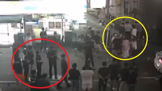 사건 현장 인근에 있던 CCTV 영상. 여성이 남성들에게 끌려다니며 폭행 당하는데도 경찰이 시민들과 함께 지켜만 보는 모습이 찍혔다. [채널A]