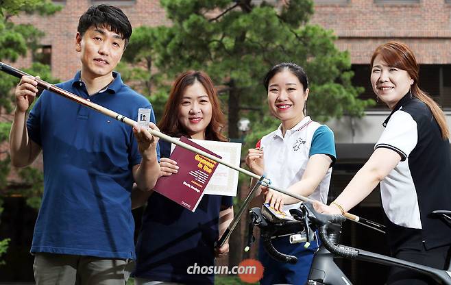 '프로 당구 선수'로 새 출발 한 이영주, 김민정, 김갑선, 오수정(왼쪽부터)씨. 페인트 회사 사원증과 영어 교재, 칠판지우개, 자전거 등 각자 이전 직업을 상징하는 소품을 들고 포즈를 취했다. /이진한 기자