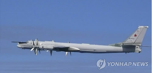독도 인근 비행하는 러시아 TU-95 폭격기 (도쿄 AP=연합뉴스) 러시아 TU-95 폭격기가 23일 독도 인근 상공을 비행하고 있는 모습이라며 일본 방위성 통합막료감부(한국의 합참에 해당)가 이날 공개한 사진. ymarshal@yna.co.kr