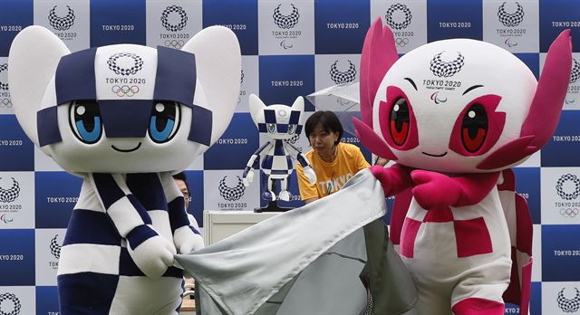 도쿄 올림픽 마스코트인 ‘미라이 토와’(왼쪽)와 패럴림픽 마스코트 ‘소메이티’. 도쿄=AP 연합뉴스