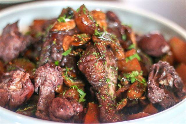 김성실 시대의창 대표가 임회선 셰프 등 지인과 함께 만든 꼬꼬뱅. 김성실 대표 제공