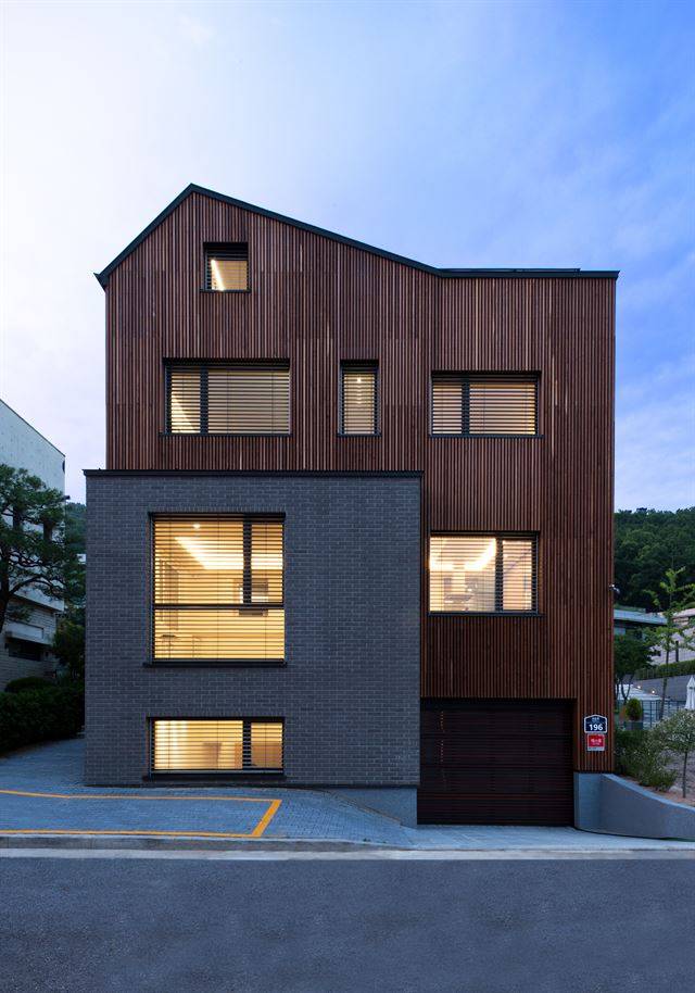 경기 성남시 분당구 운중동 주택단지에 지난해 6월 완공된 백은찬ㆍ최인경 부부의 패시브 하우스. 외관에 얇은 나무 패널이 촘촘하게 덧대어져 있다. 차양 기능을 살리면서 심미성도 높였다. ©정태호(스페이스 스튜디오) 건축사진작가