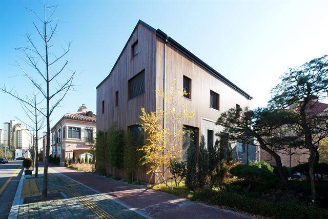 경기 성남시 분당구 운중동의 패시브 하우스는 창을 많이 내는 대신에 3중 창호와 외부 전동 블라인드를 사용해 단열과 기밀을 확보했다. ©정태호(스페이스 스튜디오) 건축사진작가