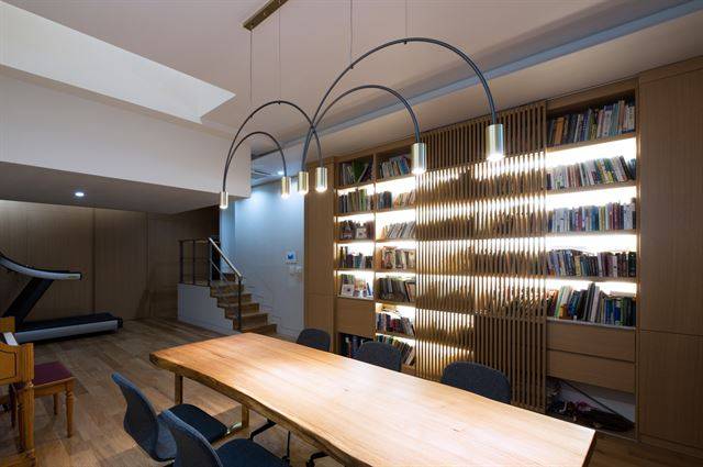경기 성남시 분당구 운중동 패시브 하우스 지하에 있는 서재. 환기장치로 곰팡이나 결로 등이 생기지 않고 쾌적하다. ©정태호(스페이스 스튜디오) 건축사진작가