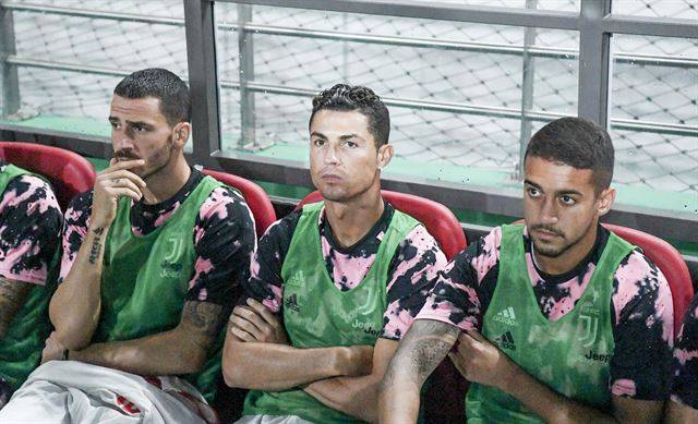 크리스티아누 호날두(가운데)가 26일 서울 마포구 서울월드컵경기장에서 열린 팀K리그와 유벤투스의 친선경기에서 크리벤치에 앉아 있다. 홍윤기 인턴기자