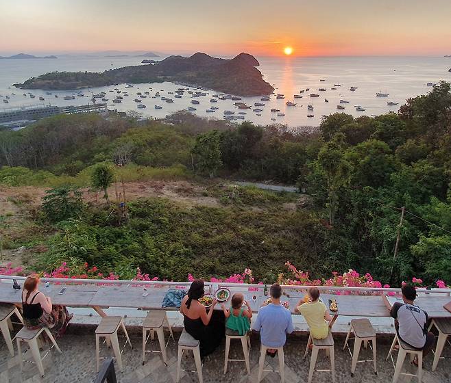 코모도 국립공원 관문도시인 라부안바조 바다도 아름답다. 언덕 카페에서 일몰을 감상하며 식사 중인 사람들. 최승표 기자
