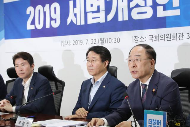 정부와 여당은 공식 석상에서는 추경 무산을 거론하지 않고 있다. 그러면서도 ‘만약 추경이 처리 안 되면…’ 이라는 가정 아래 예측 가능한 피해를 적극적으로 언급하고 있다.