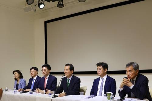 한미일 의원회의 후 기자간담회하는 한국 대표단 (워싱턴=연합뉴스) 류지복 특파원 = 26일(현지시간) 미국 워싱턴DC에서 열린 한미일 의원회의를 끝낸 한국 대표단이 주미 한국문화원에서 기자간담회를 진행하고 있다. 2019.7.26