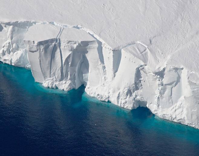 2016년 항공 촬영된 남극 서부 지역의 게츠 빙붕. 빙붕의 가장자리가 떨어져 나가는 모습이 선명히 관찰된다. 미국 항공우주국(NASA) 제공