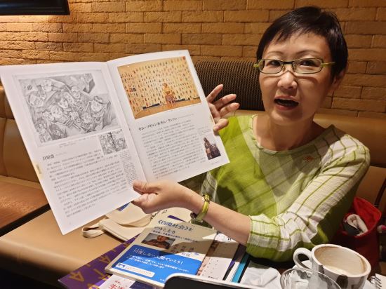 오카모토 유카씨가 지난 21일 일본 도쿄의 한 카페에서 '표현의 부자유전'에 전시했던 평화의 소녀상에 대해 설명하고 있다. 권중혁 기자