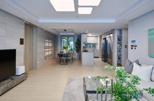 '과천 푸르지오 써밋'의 모델하우스에 전시된 전용 84㎡C1 내부. 주방과 식당이 분리된 구조여서 거실에서도 식당 너머의 풍경이 훤히 보인다. (자료 대우건설)