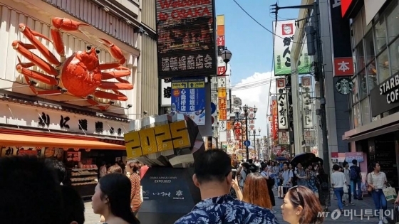 지난 25일 일본 오사카 도톤보리 거리를 관광객들이 거닐고 있다. /사진=백지수 기자