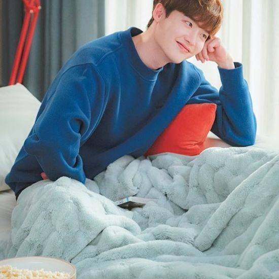 배우 이종석(30)과 그룹 헬로비너스 출신 권나라(28)가 열애 중이라는 소식이 전해졌다/사진=이종석 인스타그램 캡처