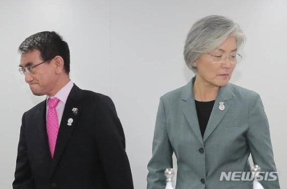 강경화 외교부 장관이 1일 오전(현지시간) 태국 센타라 그랜드호텔에서 고노 다로 일본 외무상과 양자회담 시작에 앞서 악수한 뒤 자리로 향하고 있다./사진=뉴시스