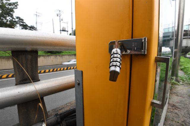 31일 노원구 중랑천 월릉교 인근에 설치된 보관함에 자물쇠가 채워져 있다. 이곳은 지난해 8월 집중호우로 3명의 사상자가 발생한 곳이다.