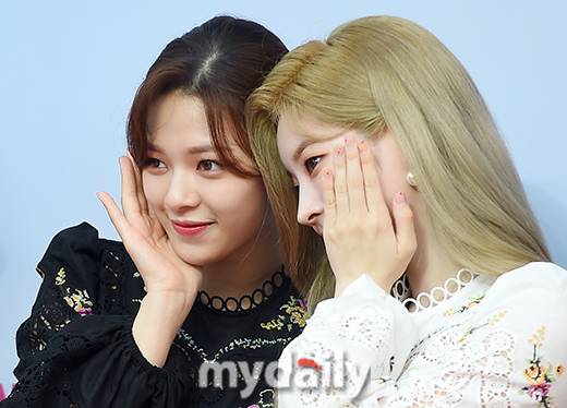 ▲ 트와이스 정연·다현 '예쁜이들의 예쁜 포즈'