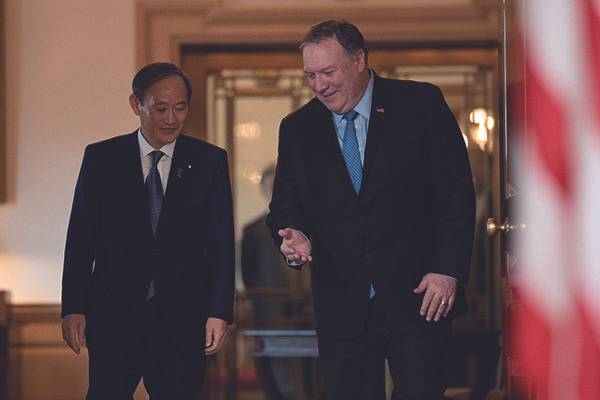 ⓒAP Photo 지난 5월9일 스가 일본 관방장관(왼쪽)이 폼페이오 미국 국무장관을 만났다.