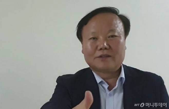 추가경정예산안 심사를 담당하는 김재원 예결위원장(오른쪽)이 1일 밤 11이를 넘은 시간 국회 예결위 회의장 앞에 나타났다/사진=김민우 기자
