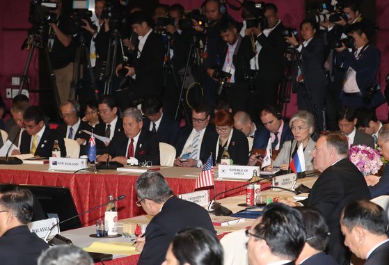 2일 오전(현지시간) 태국 방콕 센타라 그랜드호텔에서 열린 동아시아정상회의(EAS) 외교장관회의에 마이크 폼페이오 미 국무장관과 강경화 외교부 장관, 고노 다로 일본 외무상이 참석해 있다. [뉴스1]
