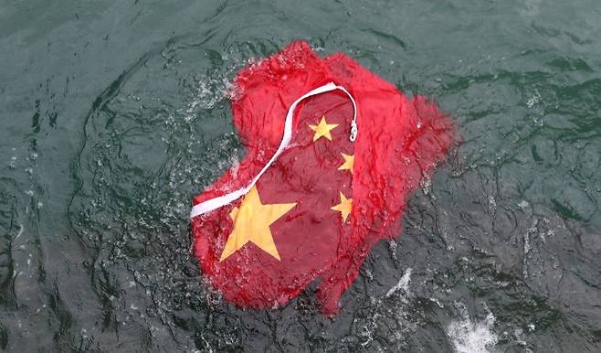 시위대가 국기게양대에서 끌어내린 오성홍기를 바다에 던졌다. - SCMP 갈무리