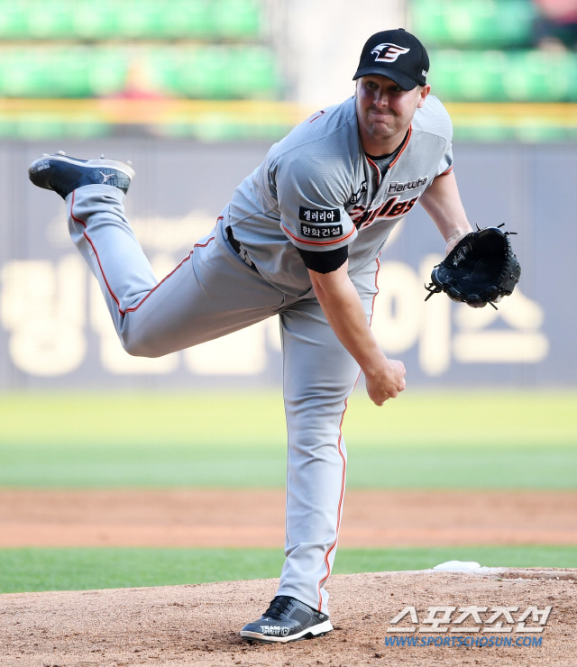 LG 트윈스와 한화 이글스의 2019 KBO 리그 경기가 2일 잠실구장에서 열렸다. 한화 선발투수 서폴드가 힘차게 공을 던지고 있다. 잠실=허상욱 기자 wook@sportschosun.com/2019.07.02/