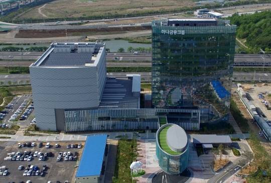 GS건설은 국내 최초로 ‘프리콘(PreCon)서비스(PCS)’를 건축물에 적용해 공사비 절감과 최첨단 인텔리전스 빌딩 구축을 선도하고 있다. 2015년 GS건설이 수주해 PCS를 적용해 완공한 인천 서구 청라지구 ‘하나금융그룹 통합데이터센터’ 전경. GS건설 제공