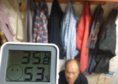 서울에 폭염경보가 내려진 5일 오후 1시쯤 서울 종로구 돈의동 쪽방촌에 거주하는 조모(70)씨 방 안의 온도가 35.8도까지 올랐다.