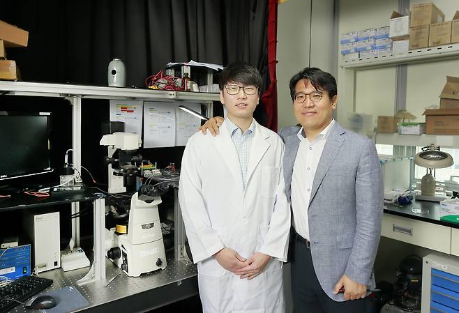 이번 연구를 수행한 UNIST 기계항공및원자력공학부 김태성 교수(오른쪽)과 배주열 연구원UNIST 제공 이번 연구를 수행한 UNIST 기계항공및원자력공학부 김태성 교수(오른쪽)과 배주열 연구원UNIST 제공