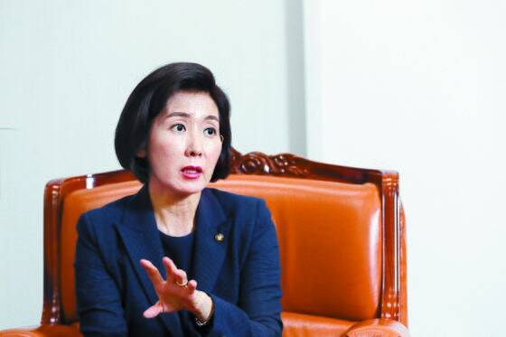 나 원내대표는 ’검찰의 김성태 의원 딸 특혜취업 의혹 기소에 소극적으로 대응했다“는 비박계의 비판에 대해 ’그렇지 않다. 3번이나(기소를 비판하는) 입장을 밝혔다“고 반박했다. 김경록 기자